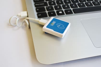 El dispositivo que permite una conexión móvil de la SUBE se conecta vía USB a una PC o a un teléfono con Android