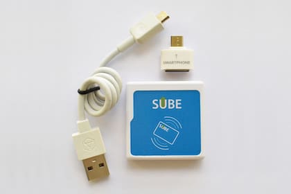 El dispositivo que permite una conexión móvil de la SUBE permite acreditar en la tarjeta el dinero que se cargó vía un cajero automático, Pagomiscuentas, Mercado Libre o Todo Pago; el uso no tiene costo