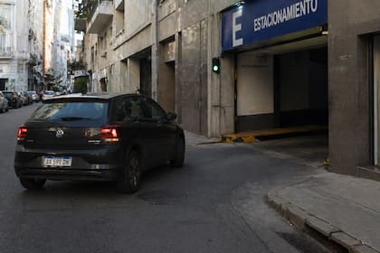 El dispositivo “STOPYTURN”, detecta la activación simultánea de balizas y giro (imagen generada con inteligencia artificial)