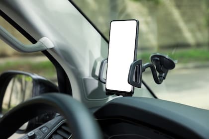 El dispositivo tendrá que estar colocado en un soporte para que no sea considerado una infracción.