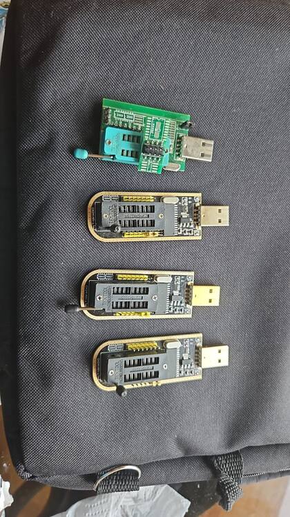 El dispositivo verde se utiliza para hackear la máquina y borrarle la configuración -y desbloquearla-