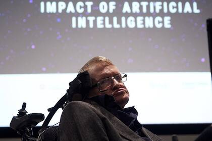 El distinguido físico británico Stephen Hawking creía que la IA súper inteligente podía llevar al "fin de la raza humana".