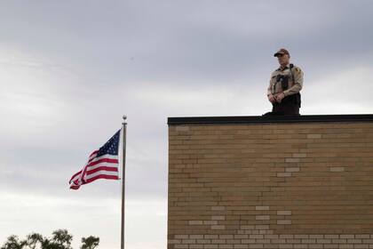 El distrito de escuelas públicas de Chicago anunció la expansión de su Centro de Seguridad Estudiantil, operativo las 24 horas, y ordenó a cada institución establecer protocolos específicos y capacitar al personal para actuar en caso de redadas del ICE