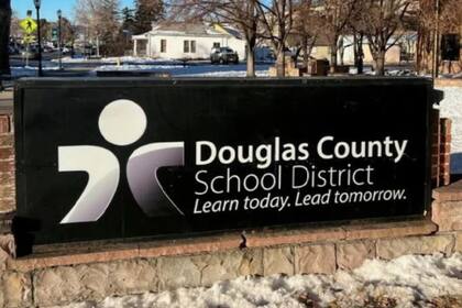 El distrito escolar del condado de Douglas fijó su postura sobre el caso del conductor
