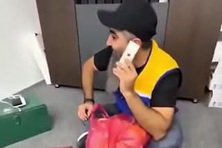 Pidió un paquete de celulares en 2010 y el pedido le llegó 16 años después