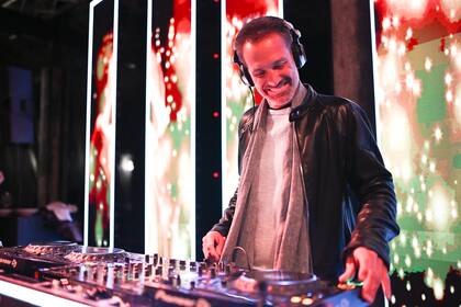 El DJ Ale Lacroix a cargo de las bandejas en la noche Amex Platinum.