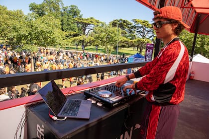 El dj. Giuliano Montepaone animó el evento.
