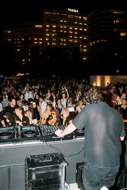 El DJ Jamie xx (nombre artístico de Jamie Smith) en acción. El británico fue el encargado de ponerle música a la noche en la playa de Miami Beach
