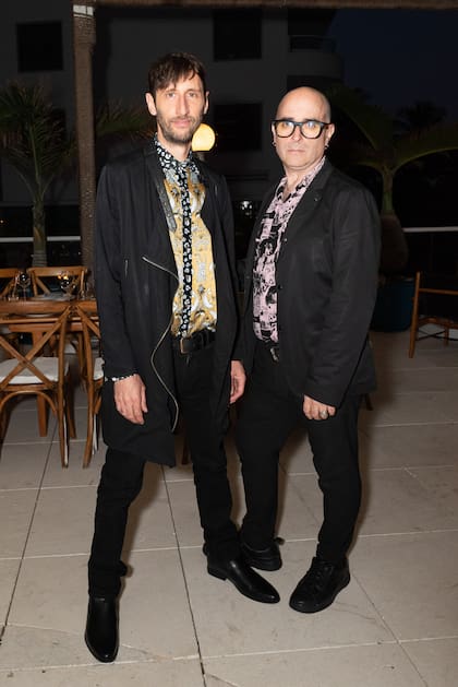 El DJ Richi Hell, quien armó una propuesta que fusionaba sus canciones con sonidos baleáricos y world music, acompañado por su productor, Juan José Burgos.