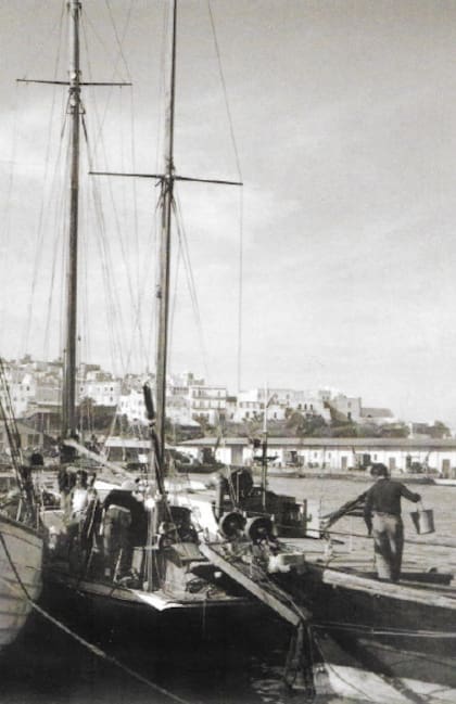 El Djeilan en el muelle de Tánger inspeccionado por la policía luego de que Marga desapareciera (Foto en Cautiva en Arabia, de Morató)