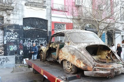 El DKW de Barreda, destruido por el paso del tiempo, sacado con una grúa
