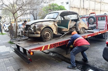 El DKW de Barreda, destruido por el paso del tiempo, sacado con una grúa