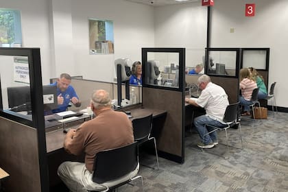 El DMV aprobó de manera unánime la norma y ahora extranjeros de Texas deberán mostrar una prueba de estadía legal para completar el registro de un vehículo