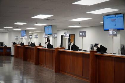 El DMV de Lombard fue renovado y ahora cuenta con autoservicio y 30 módulos de atención al cliente