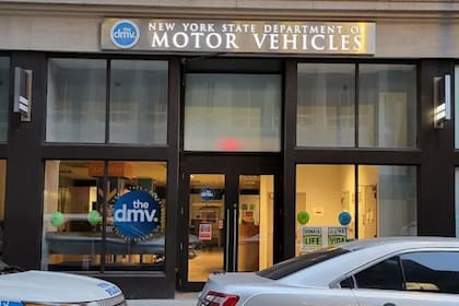 El DMV de Nueva York establece suspensiones de tiempo definido e indefinido a los conductores