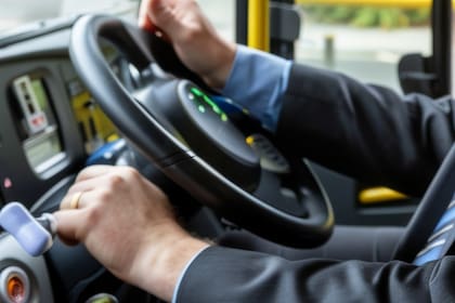 El DMV informó que muchos distritos escolares están en pleno proceso de reclutamiento y ofrecen programas de apoyo para nuevos postulantes