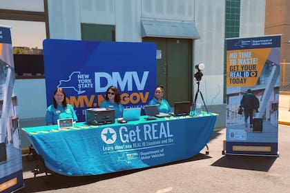 El DMV instala unidades móviles para facilitar a los neoyorquinos la actualización de su identificación Real ID