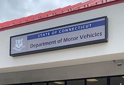 El DMV se encarga de otorgar las licencias  de conducir en Connecticut
