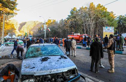 El doble atentado cerca de la mezquita Saheb al-Zaman, en Kerman, Irán. (Sare Tajalli / ISNA / AFP)