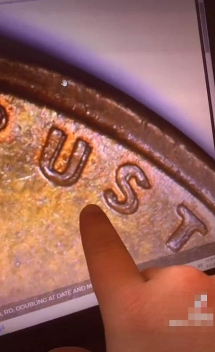 El doble grabado en la leyenda "In God we trust" debe verse así