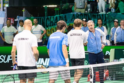 El dobles alemán ya cerró la serie en su favor y Frana saluda a Krawietz, detrás vienen Molteni y Puetz