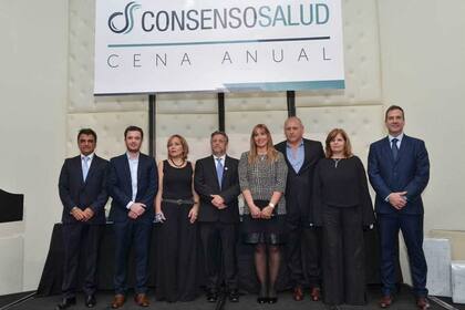 El doctor Adolfo Rubinstein, ministro de Salud de la Nación, flanqueado por colegas