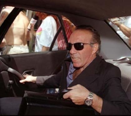 El doctor Alfredo Cahe en una imagen de los años 2000, con su habitual portafolios, tras una visita a Diego Maradona