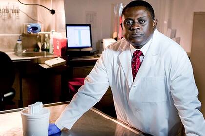 El doctor Bennet Omalu