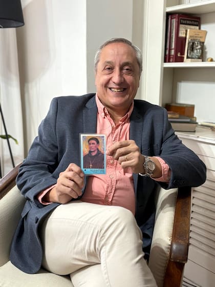 El doctor Carlos A. Juárez, traumatólogo infantil que atendió a Emma, con la estampa de Fray Mamerto Esquiú, cuya intercesión fue reconocida por la Iglesia en el milagro de la niña