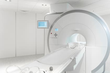 El doctor Chaden Rajadoksha explicó que el hierro puede alterar los resultados o generar una leve atracción durante el examen