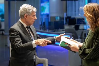 El doctor Daniel López Rosetti conversa con Dolores Pasman sobre su faceta de escritor