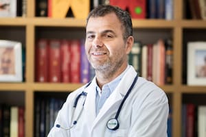 El doctor Facundo Pereyra es médico clínico y gastroenterólogo