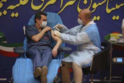 El doctor Fattah Ghazi del Hospital Imam Khomeini recibe la vacuna en un evento organizado en el hospital