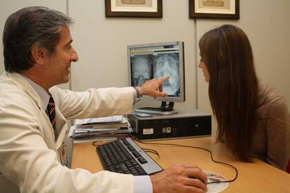 El doctor Fernando Iudica, del Hospital Austral, con una historia clínica digital