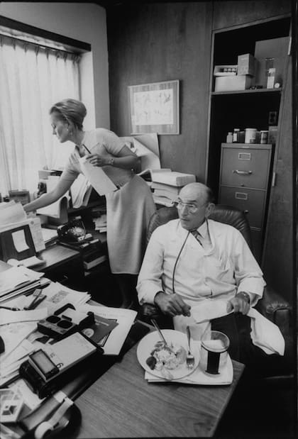 El doctor Herman Tarnower en su consultorio. Detrás suyo, aparece su asistente médica, Lynne Tryforos, quien sería presentada como "la tercera en discordia" en el Caso Scardale. (Photo by Arthur Schatz/Getty Images)