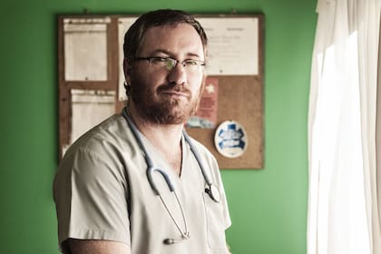 El doctor Ignacio Pizzo, médico generalista de la Casa de los Niños Pelota de Trapo, en Avellaneda.