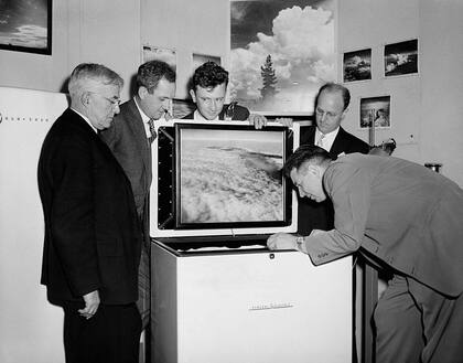 El doctor Irving Langmuir, primero a la izquierda, en una demostración sobre cómo producir nieve en un congelador doméstico.