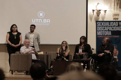 El doctor Juan Carlos Kusnetzoff, la licenciada Marianela Cicero, Natali Falcone y Martín Arregui en el evento "Sexualidad y Discapacidad Motora" que se llevó a cabo en la UTN.