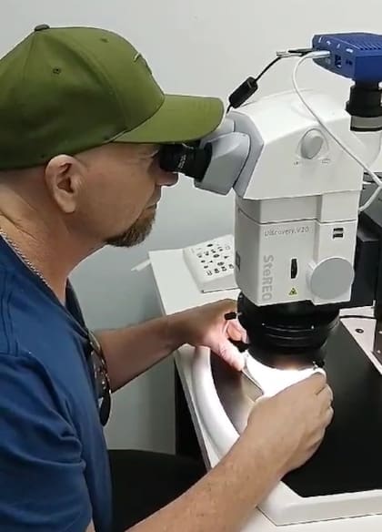 El doctor Leandro Martínez analizando la flor hallada en el partido de San Pedro