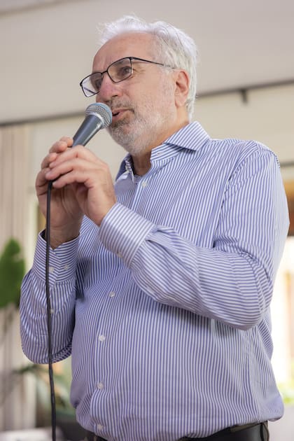 El doctor Leonardo Mezzabota, obstetra de Elina, quien
cantó un tema de Elvis a capela