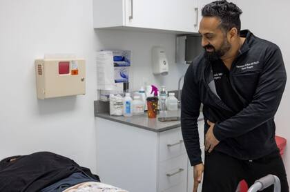 El doctor Nair Nayaranan le explica a Yadira cómo va a extraer los biopolímeros en su consulta en Miami.