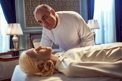 El doctor Pedro Ara (Francesc Orella) trabaja en la conservación del cuerpo de Evita, en una escena de la serie