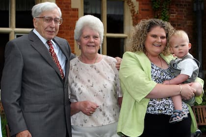 El doctor Robert Edwards, Lesley Brown y Louise Brown con su hijo Cameron, en 2008