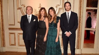 El doctor Roberto Zaldivar junto a su mujer Stella Maris Gaibazzi, su hija María Mercedes Zaldívar y su hijo Roger Zaldivar, en una gala de la fundación, en el Hotel Alvear