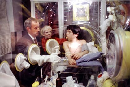 El doctor Shearer le explica a David Vetter cómo llevar adelante el procedimiento del trasplante de médula ósea, que se realizó en octubre de 1983