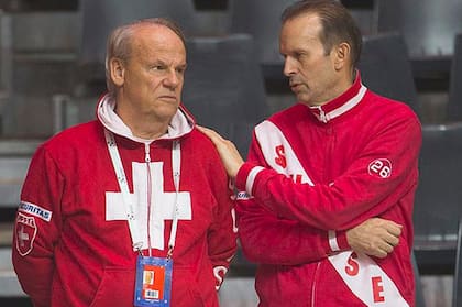 Roland Biedert (izq.), el médico que atiende a Roger Federer, supervisará la recuperación de Del Potro en Suiza.