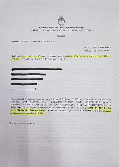 El documento con la suspensión de obras
