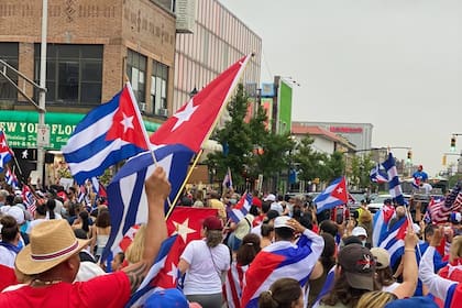 El documento permite a inmigrantes cubanos, y otros, permanecer en Estados Unidos mientras se procesa su caso de inmigración