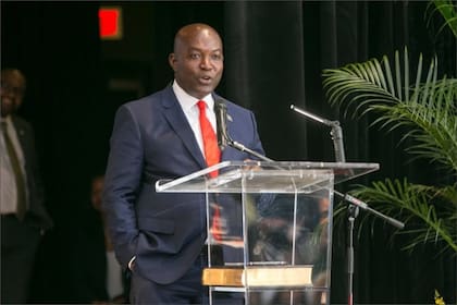 El DOJ quiere quitarle la ciudadanía al exalcalde de North Miami por presuntamente alterar documentos para entrar a EE.UU.