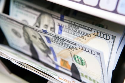 El dólar ahorro tiene un cupo de US$200 que se renueva todos los meses; su cotización surge de sumar a la cotización oficial un 30 por ciento de Impuesto PAIS y un 35 por ciento de Ganancias